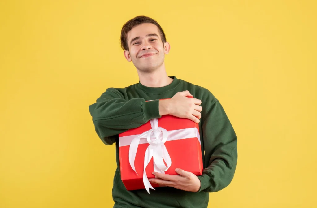 Man van 18 jaar oud die een cadeau in zijn handen heeft