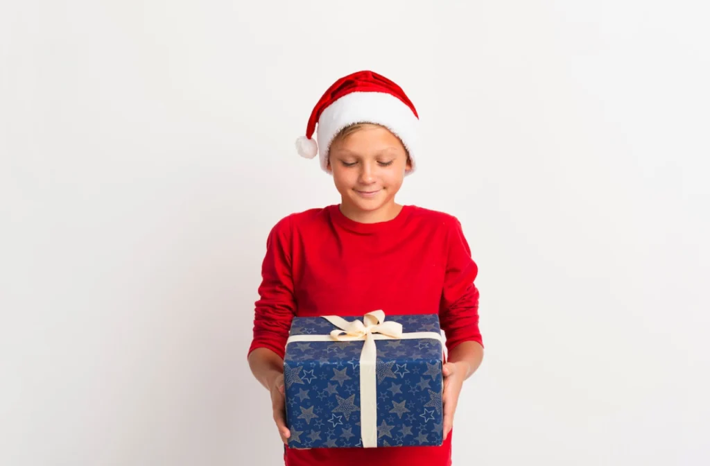 Jongen van 12 jaar met een cadeau